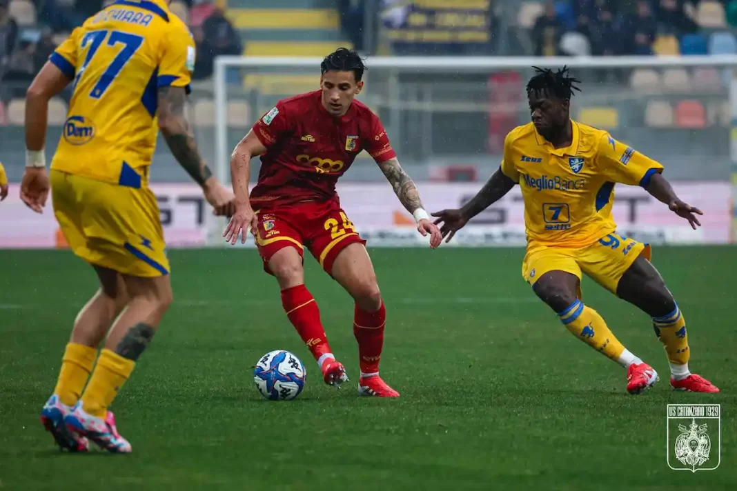 Riccardo Pagano, centrocampista del Catanzaro, in azione durante la sfida esterna contro il Frosinone